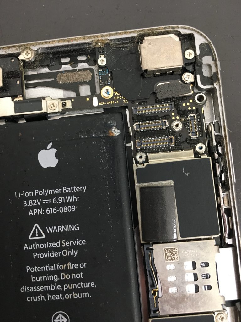 劣化により損傷しているiPhone6のバッテリー
