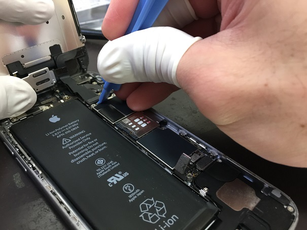 分解修理中のiPhone6