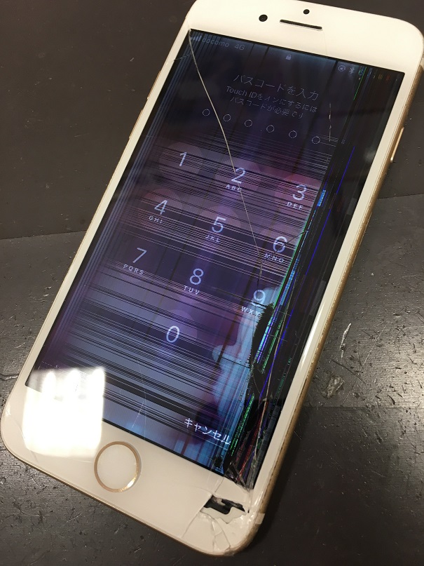 ガラスが割れて液漏れを起こしているiPhone6s