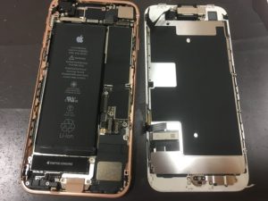 分解後のiPhone8