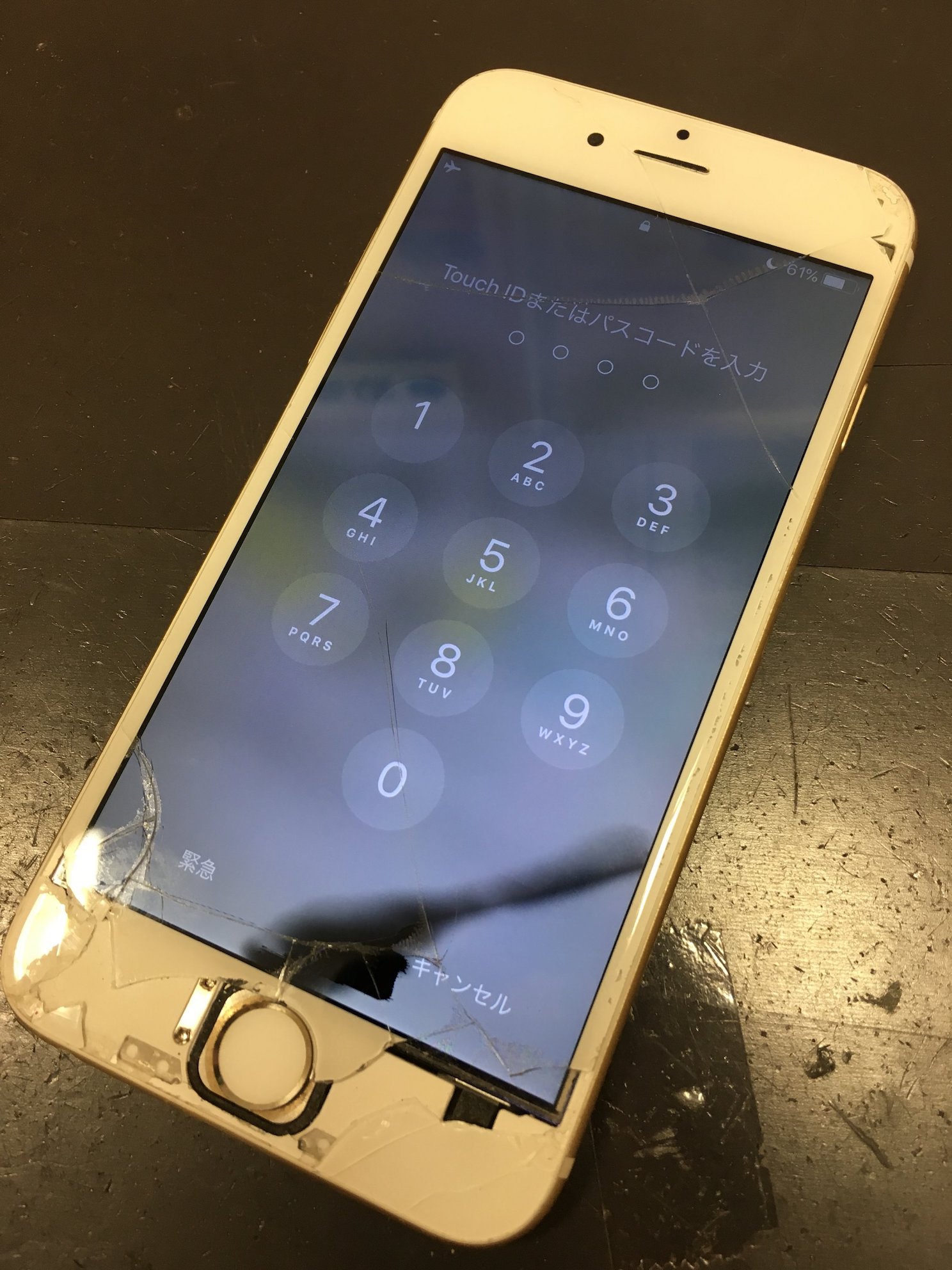 Iphoneの画面割れでこんなことまで起こる 液晶のシミや露出したホームボタン 全部修理できます Iphone 修理を鹿児島でお探しの方ならスマップル鹿児島店