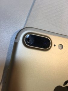 カメラレンズの割れたiPhone7Plus