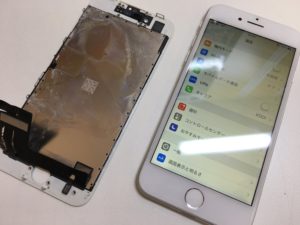 修理後のiPhone8と、修理前の液晶