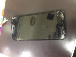 修理前のiPhone7画像