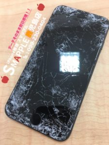 車に轢かれてガラスが粉々になったiPhone7
