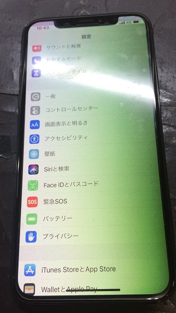 破損したiPhoneX画像