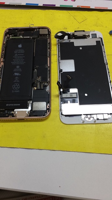 iPhone8修理途中