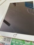 iPadのホームボタンは細いコネクタで繋がっているだけ。。【iPad7】のガラス修理を慎重に修理してみた！